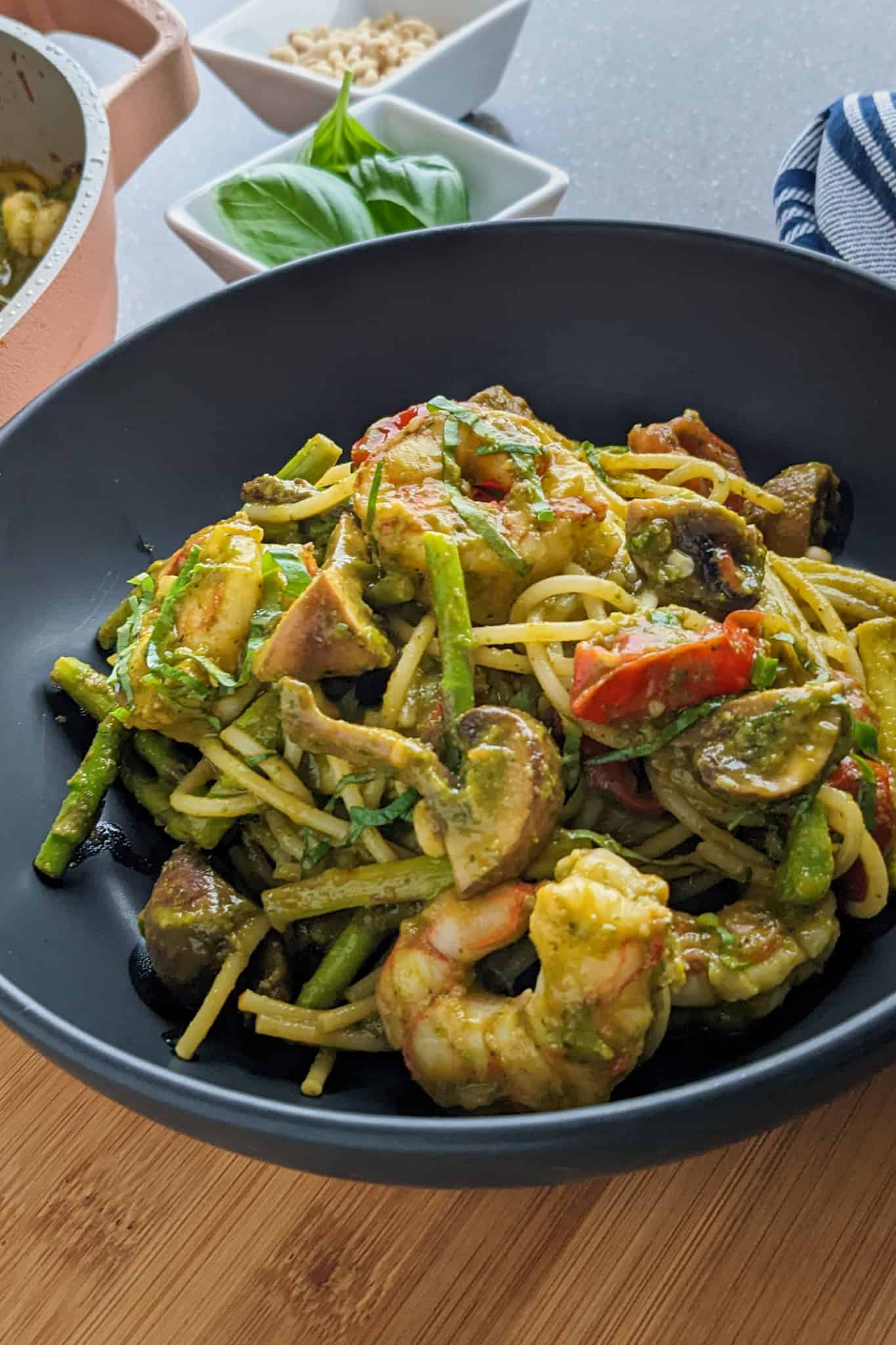 Delicious Argentinian shrimp pesto pasta with vibrant vegetables and a flavorful sauce.