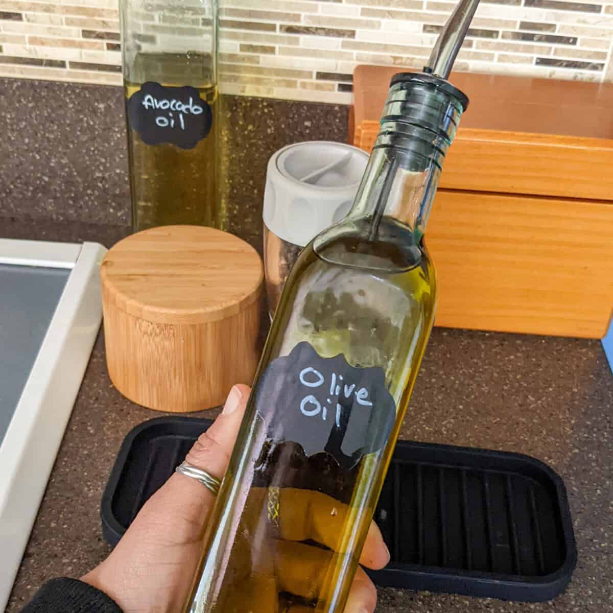 EHOMEA2Z Italian Glass Olive Oil Dispenser Bottle - 16 Oz, Oil and Vinegar Cruet with Stainless Steel Spout for Kitchen, Slight Green Tint (1, 473ml)